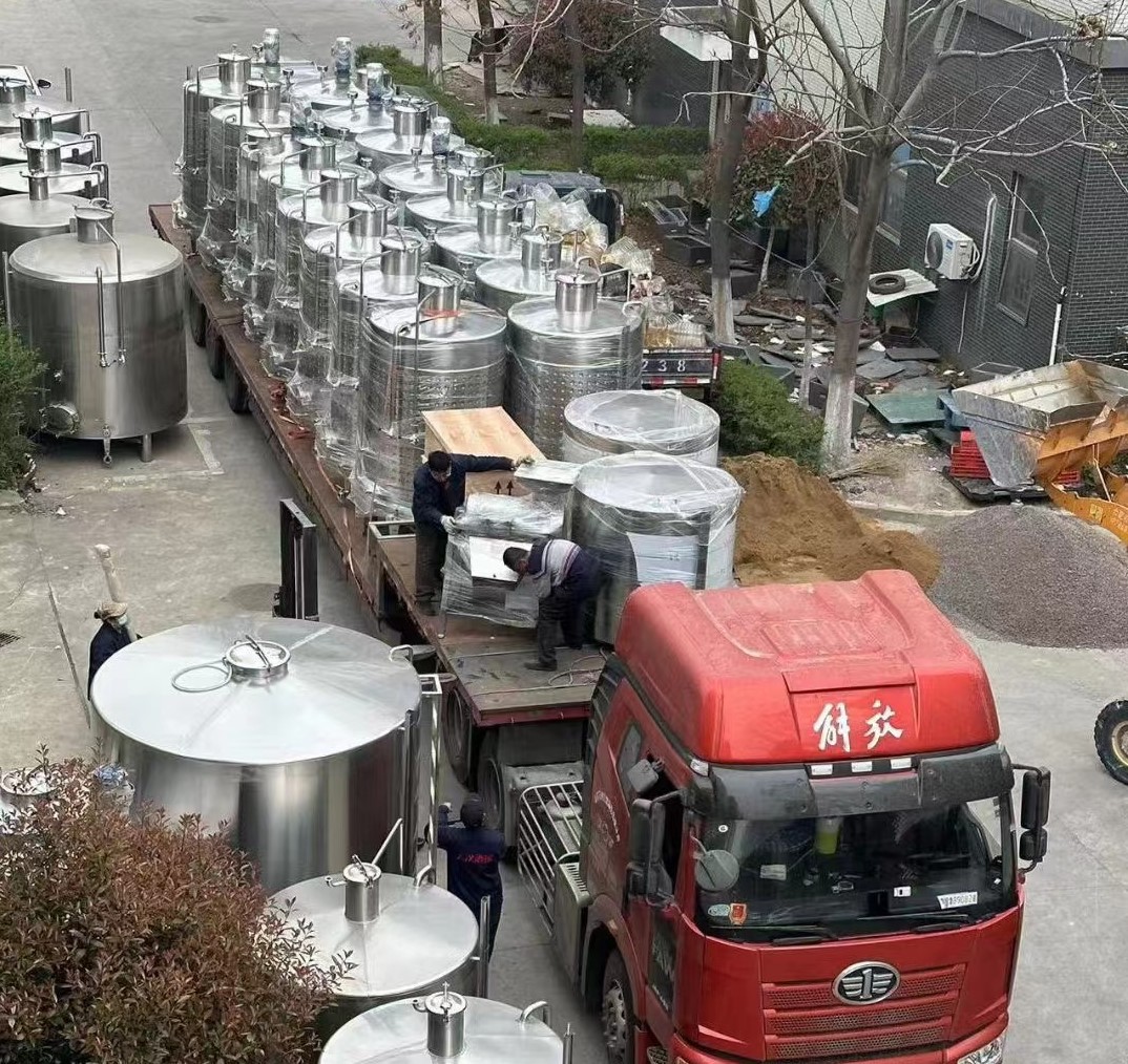 山東省青州市法總購買的一整套釀酒設備已裝車發(fā)貨，請注意查收！