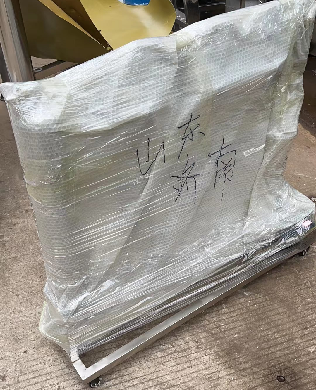 山東濟南王總的一臺小四級白酒過濾機已打包發(fā)出！